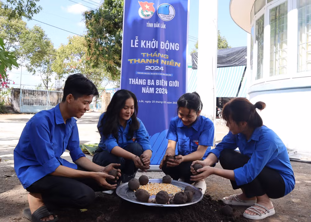 Các thanh niên tình nguyện làm bom giống cây trồng tặng cho các hộ nghèo và gia đình khó khăn ở khu vực biên giới.