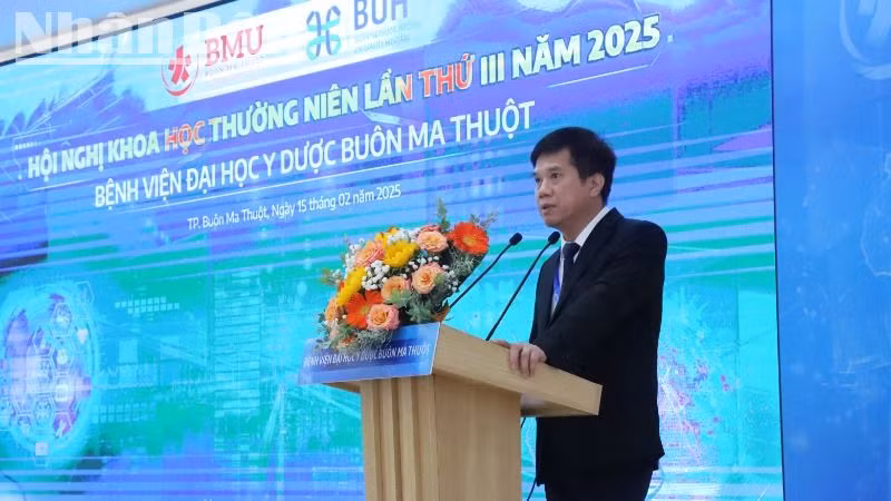 Bác sĩ chuyên khoa II Võ Minh Thành, Giám đốc Bệnh Viện Đại học Y Dược Buôn Ma Thuột phát biểu khai mạc hội nghị.