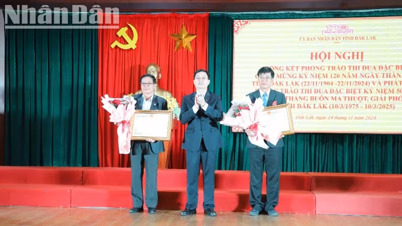 Thừa ủy quyền của Chủ tịch nước, đồng chí Nguyễn Đình Trung, Ủy viên Trung ương Đảng, Bí thư Tỉnh ủy Đắk Lắk trao Huân chương Lao động hạng Nhì tặng Bí thư Huyện ủy Ea Súp Bùi Hồng Quý và Giám đốc Sở Khoa học và Công nghệ Đinh Khắc Tuấn.