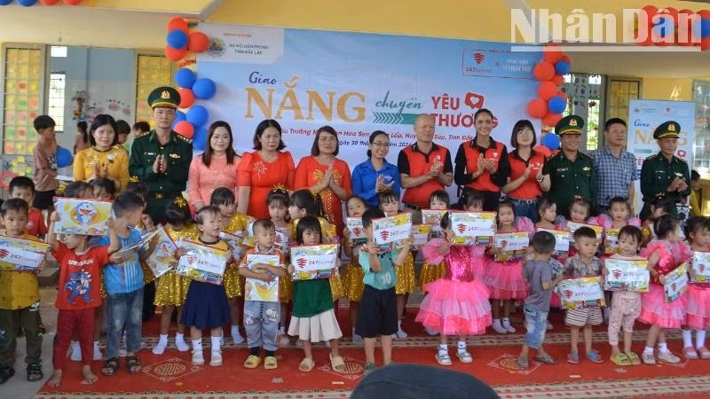 Đại diện các đơn vị trao quà tặng các em học sinh phân hiệu Trường mầm non Hoa Sen tại xã Ia Lốp.