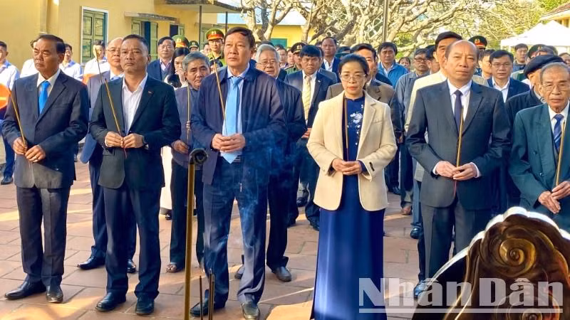 Các đại biểu dâng hương tưởng nhớ và tri ân các chiến sĩ cách mạng tại Di tích lịch sử quốc gia đặc biệt Nhà đày Buôn Ma Thuột.