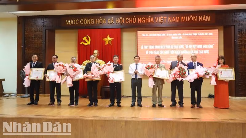 Thừa ủy quyền của Chủ tịch nước, Phó Chủ tịch Thường trực Ủy ban nhân dân tỉnh Đắk Lắk trao tặng Huân chương Lao động hạng Ba cho các cá nhân ở tỉnh Đắk Lắk.
