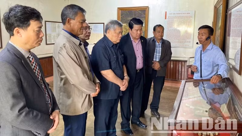 Các đại biểu thăm quan khu vực trưng bày các hiện vật, tài liệu về các chiến sĩ cách mạng bị giam cùm tại Nhà đày Buôn Ma Thuột.