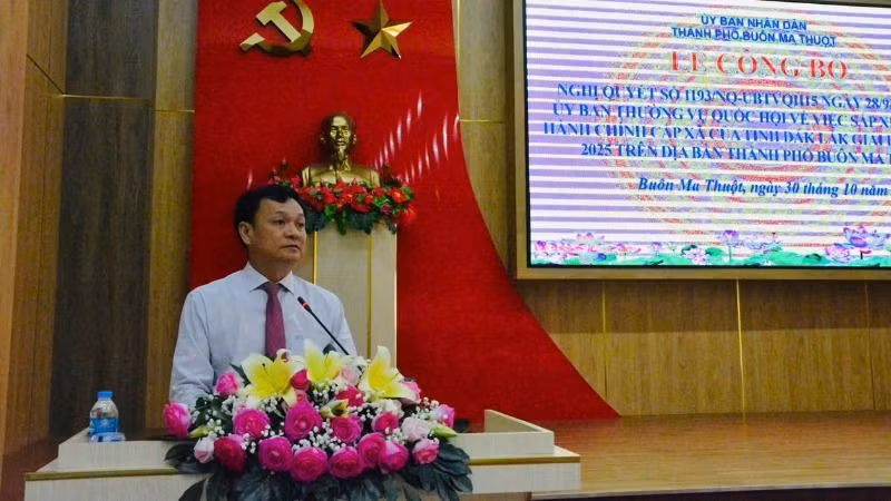 Chủ tịch Ủy ban nhân dân thành phố Buôn Ma Thuột Vũ Văn Hưng phát biểu tại lễ công bố Nghị quyết số 1193 ngày 28/9/2024 của Ủy ban Thường vụ Quốc hội về việc sắp xếp đơn vị hành chính cấp xã.