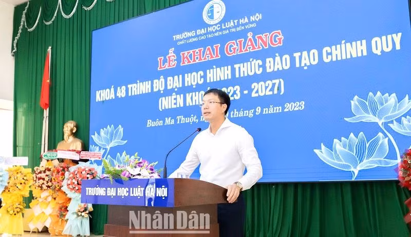Tiến sĩ Đoàn Trung Kiên, Hiệu trưởng Trường Đại học Luật Hà Nội phát biểu tại lễ khai giảng khóa 48 tại Phân hiệu Đắk Lắk.