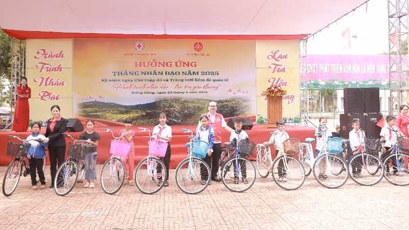 Trao tặng xe đạp cho các em học sinh hiếu học vượt khó.