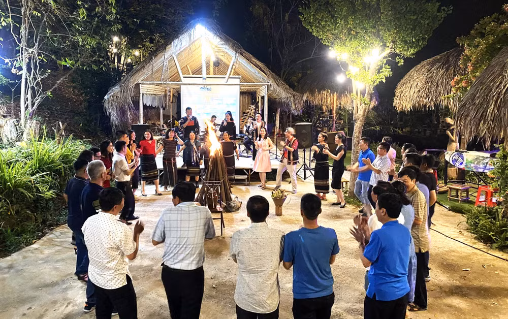 Khách du lịch đến tham quan và trải nghiệm tại Khu du lịch sinh thái Ako-Ea, thành phố Buôn Ma Thuột.