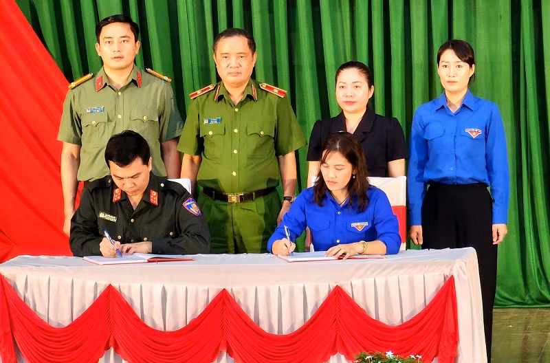 Đại diện Đoàn Thanh niên cộng sản Hồ Chí Minh, Bộ tư lệnh Cảnh sát cơ động (Bộ Công an) và Huyện đoàn Cư Kuin ký kết quy chế phối hợp tổ chức các hoạt động đền ơn đáp nghĩa, an sinh xã hội nhân kỷ niệm 76 năm Ngày thương binh - liệt sĩ.