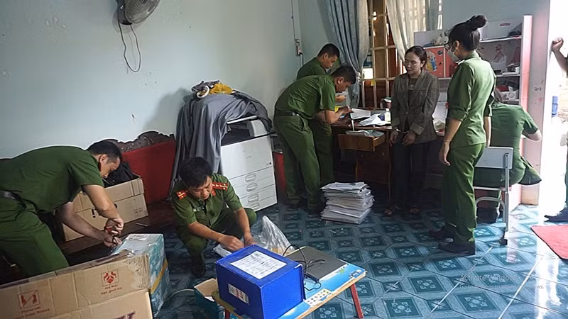 Khám xét nơi ở của 2 đối tượng, cơ quan Công an đã thu giữ nhiều tang vật, tài liệu có liên quan. 