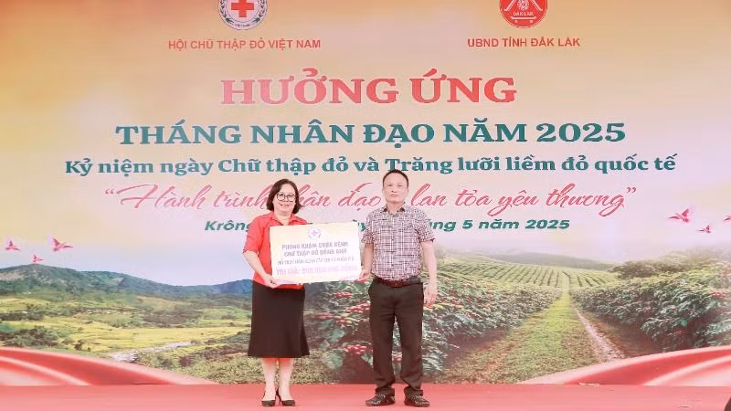 Đại diện Phòng khám chữa bệnh Chữ thập đỏ Đông Anh, Hà Nội hỗ trợ kinh phí khám chữa bệnh trị giá 590 triệu đồng.