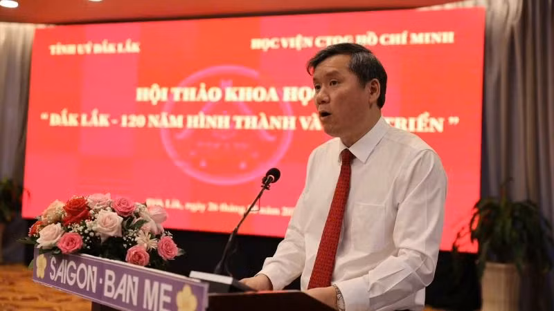 Giáo sư, Tiến sĩ Lê Văn Lợi, Phó Giám đốc Học viện Chính trị quốc gia Hồ Chí Minh báo cáo đề dẫn hội thảo.