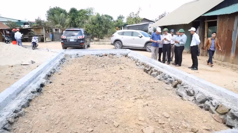 Lãnh đạo huyện Lắk kiểm tra tiến độ thi công và chất lượng công trình xây dựng xóa nhà tạm, nhà dột nát cho hộ nghèo tại xã Ea R'bin.