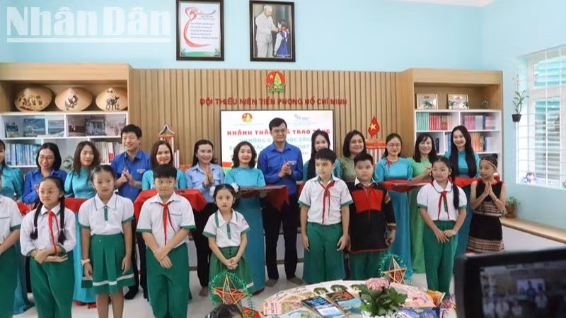 Các đại biểu cắt băng khánh thành và đưa công trình “Không gian đọc sách, tương tác và sinh hoạt Đội” vào hoạt động. Các đại biểu cắt băng khánh thành và đưa công trình “Không gian đọc sách, tương tác và sinh hoạt Đội” vào hoạt động.