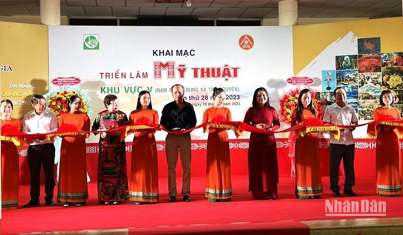Các đại biểu cắt băng khai mạc Triển lãm Mỹ thuật khu vực V- Nam Trung bộ và Tây Nguyên lần thứ 28 năm 2023.