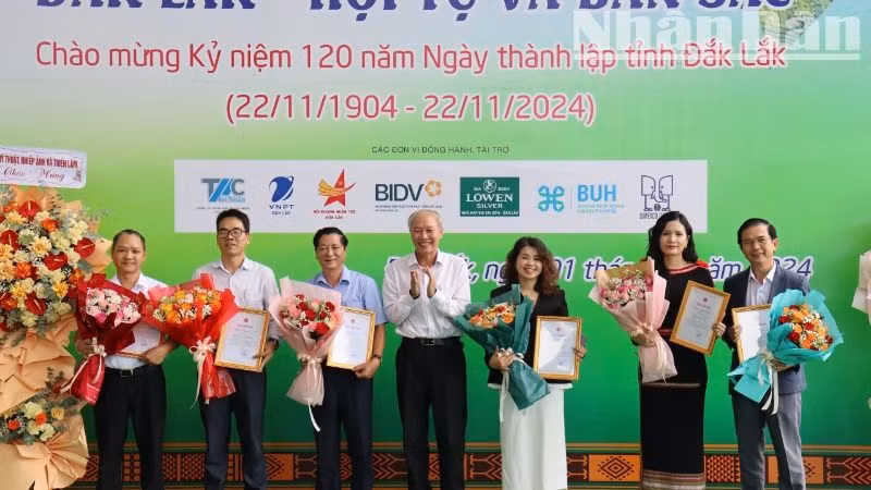 Ban tổ chức cuộc thi tặng hoa và thư cảm ơn cho các nhà tài trợ.