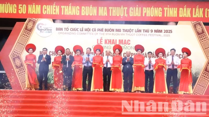 Các đại biểu cắt băng khai mạc hội chợ.