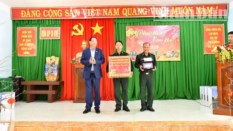 Phó Chủ tịch Quốc hội Trần Quang Phương tặng quà cho Đồn Biên phòng Ia Rvê.