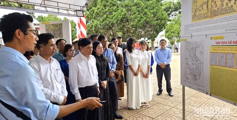 Các đại biểu tham quan triển lãm. Các đại biểu tham quan triển lãm.