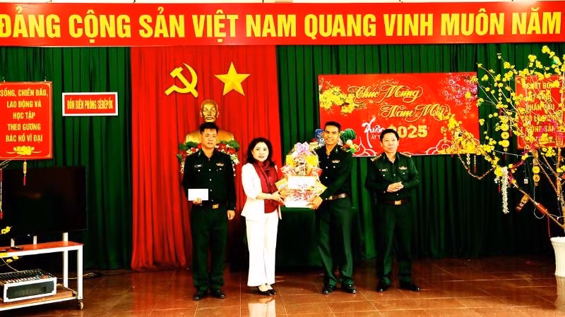 Đồng chí Nguyễn Thị Thu Nguyệt và Đại tá Đỗ Quang Thấm trao quà, chúc Tết cán bộ, chiến sĩ Đồn Biên phòng Sêrêpốk.