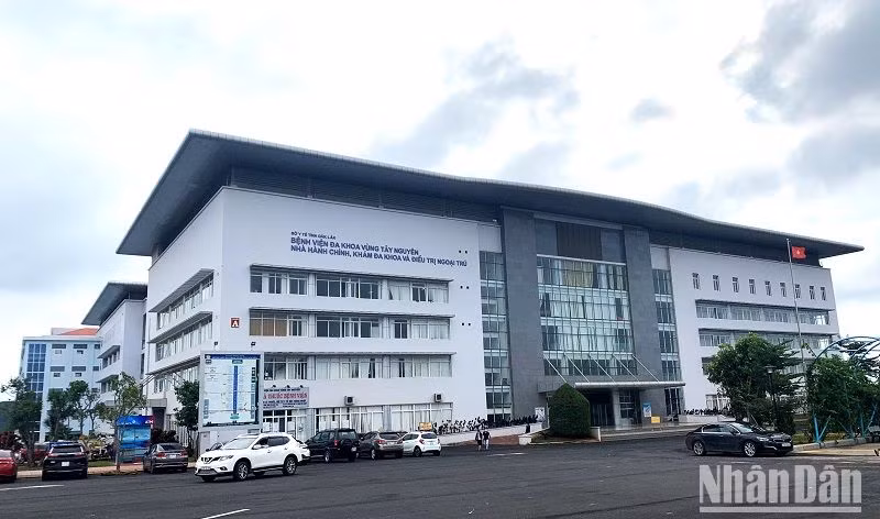 Các bác sĩ Khoa Chấn thương-Chỉnh hình Bệnh viện đa khoa vùng Tây Nguyên kịp thời phẫu thuật và điều trị cho cháu P.L.B.K .