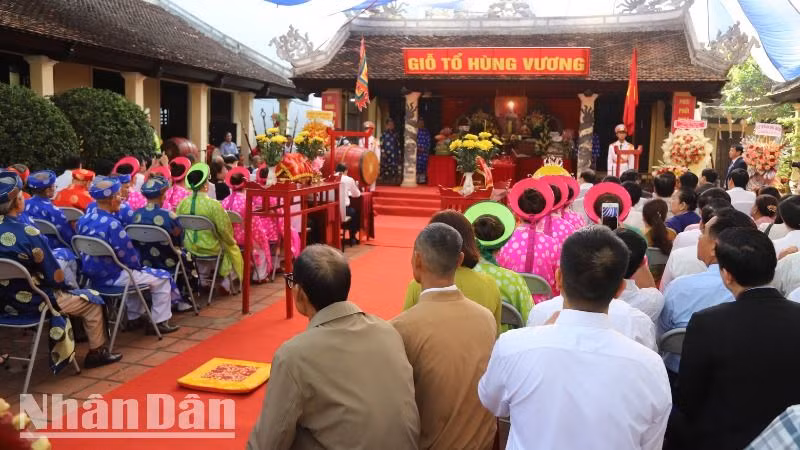 Đông đảo nhân dân các dân tộc tỉnh Đắk Lắk về dự lễ Giỗ Tổ Vua Hùng năm 2025 tại Di tích lịch sử quốc gia Đình Lạc Giao, thành phố Buôn Ma Thuột.