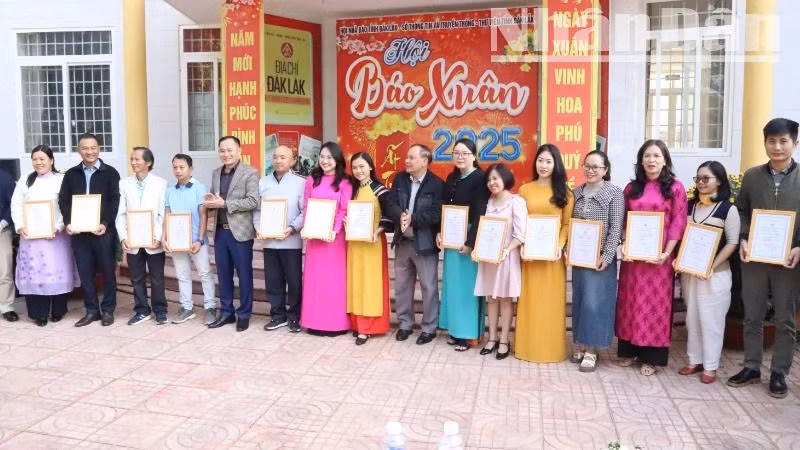 Hội Nhà báo tỉnh Đắk Lắk trao chứng nhận hỗ trợ tác phẩm chất lượng cao năm 2024 cho 20 tác phẩm thuộc chi hội các cơ quan báo chí của tỉnh.