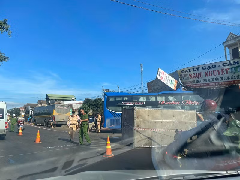 Cơ quan chức năng phong tỏa và xử lý hiện trường vụ tai nạn.