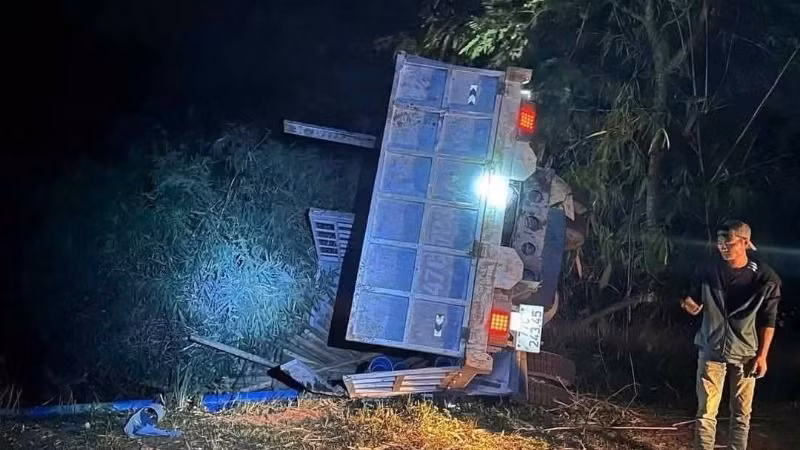 Vụ tai nạn khiến xe ô tô biển kiểm soát 77C-243.45 lật bên đường.