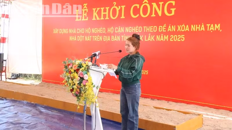 Chị H'En Niê, con gái ông Y Thăn Ksơr đại diện gia đình cảm ơn sự quan tâm của Đảng, Nhà nước đối với gia đình.