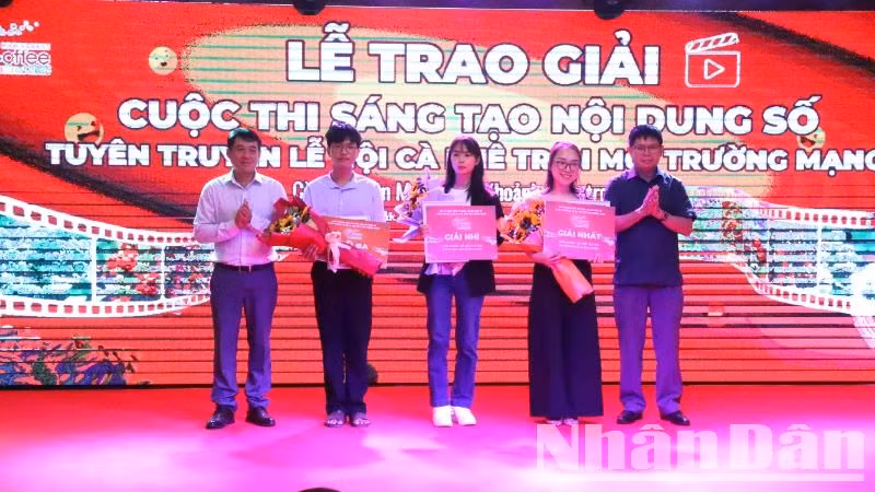 Ban tổ chức Cuộc thi trao giải cho các tác giả đoạt giải trên mạng xã hội TIKTOK do khán giả bình chọn.