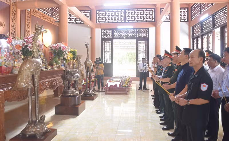 Các đồng chí lãnh đạo tỉnh Đắk Lắk, Quân khu 5, Bộ Chỉ huy quân sự tỉnh và các sở, ngành của tỉnh dâng hương tưởng niệm anh linh các liệt sĩ tại Nhà tưởng niệm các liệt sĩ tỉnh.