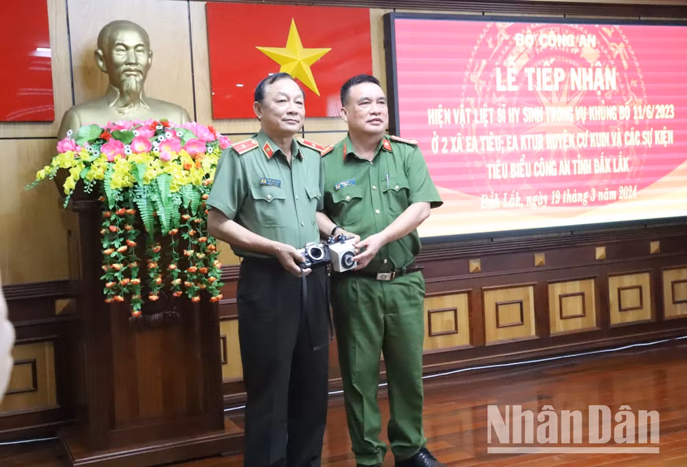 Đại diện lãnh đạo Công an tỉnh Đắk Lắk trao tặng hiện vật các sự kiện tiêu biểu của Công an tỉnh Đắk Lắk cho Bảo tàng Công an nhân dân.