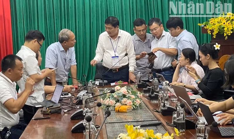 Giám đốc Sở Giáo dục và Đào tạo tỉnh Đắk Lắk Phạm Đăng Khoa trao đổi với các phóng viên về sự cố một số câu hỏi trong một số mã đề thi môn Toán bị in mờ.