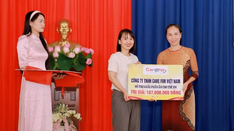 Công ty TNHH CARE FOR Việt Nam hỗ trợ khẩu phần ăn cho trẻ trị giá 107 triệu đồng.