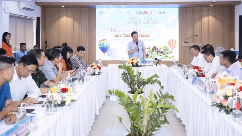 Chủ tịch Ủy ban nhân dân huyện Buôn Đôn Phạm Trung Nghĩa phát biểu tại buổi họp báo.