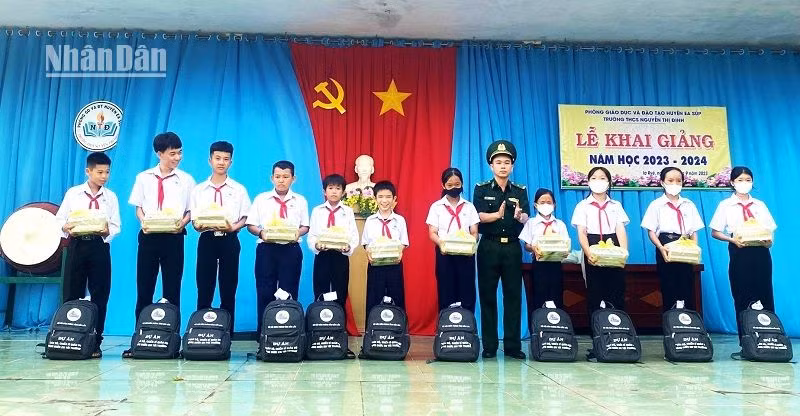 Đại diện Đồn Biên phòng Ia Rvê trao tặng quà cho các em học sinh tại Trường trung học cơ sở Nguyễn Thị Định, xã Ia Rvê, huyện Ea Súp.