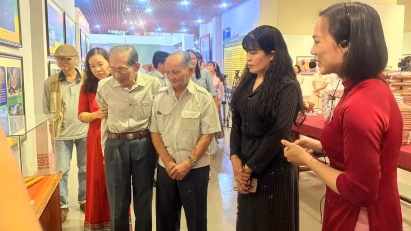 Thuyết minh viên đang kể những câu chuyện thú vị về văn hóa Đắk Lắk.