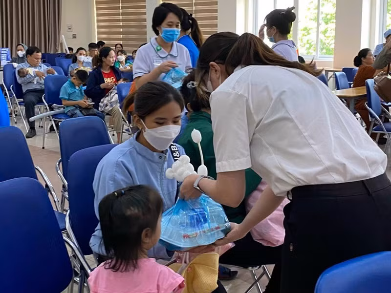 Để thuận tiện cho quá trình thăm khám cũng như bảo đảm dinh dưỡng tốt nhất cho trẻ, Bệnh viện đa khoa Thiện Hạnh đã cung cấp các suất ăn trưa miễn phí cho những em nhỏ đến khám sàng lọc và người nhà đi cùng.