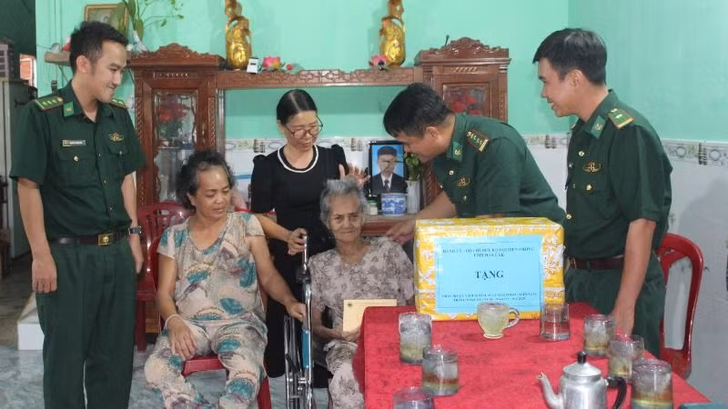 Đại diện lãnh đạo Bộ Chỉ huy Bộ đội Biên phòng tỉnh Đắk Lắk, cấp ủy, chính quyền địa phương và cán bộ, chiến sĩ Đồn Biên phòng Ia Rvê ân cần thăm hỏi, động viên và trao quà tặng đến Mẹ Việt Nam Anh hùng Nguyễn Thị Xuân, mong mẹ tiếp tục sống vui, sống khỏe bên con cháu. 