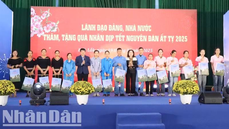 Đồng chí Y Thanh Hà Niê K’đăm, Chủ tịch Hội đồng Dân tộc của Quốc hội và đồng chí Nguyễn Thị Thu Nguyệt, Phó trưởng đoàn Đại biểu chuyên trách, phụ trách Đoàn đại biểu Quốc Hội tỉnh Đắk Lắk tặng quà cho các đoàn viên, công nhân, người lao động có hoàn cảnh khó khăn trên địa bàn tỉnh Đắk Lắk.