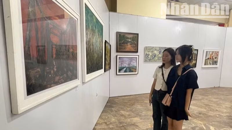 Các bạn trẻ ở Đắk Lắk tham quan triển lãm.