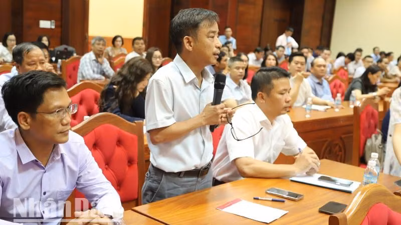 Bác sĩ chuyên khoa II Trịnh Hồng Nhựt, Giám đốc Bệnh viện đa khoa thành phố Buôn Ma Thuột nêu ý kiến tại buổi tiếp xúc cử tri.