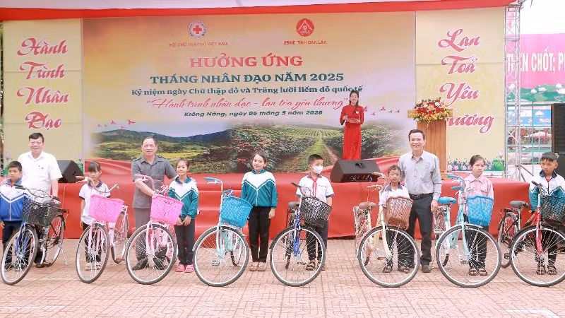 Lãnh đạo Trung ương Hội Chữ thập đỏ Việt Nam và Hội chữ thập đỏ tỉnh Đắk Lắk Lắk tặng xe đạp cho các em học sinh hiếu học.