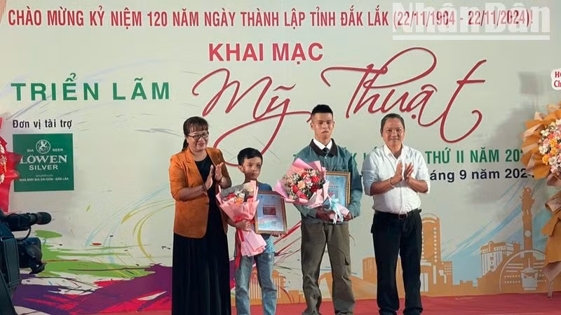 Ban tổ chức trao giấy chứng nhận cho tác giả trẻ tuổi và tác giả người dân tộc thiểu số.