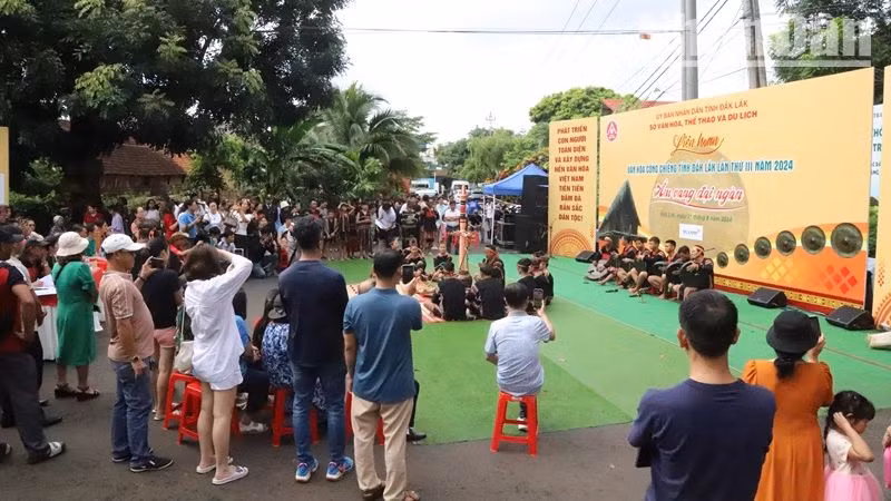 Đông đảo nhân dân và du khách đến vui chơi, tìm hiểu văn hóa truyền thống của đồng bào các dân tộc Tây Nguyên diễn ra trong Liên hoan văn hóa cồng chiêng tỉnh Đắk Lắk lần thứ 3 năm 2024.