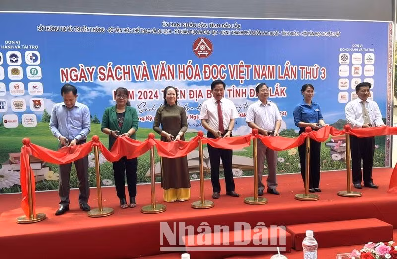 Các đại biểu cắt băng khai mạc Ngày Sách và Văn hóa đọc Việt Nam lần thứ 3 năm 2024 trên địa bàn tỉnh Đắk Lắk.