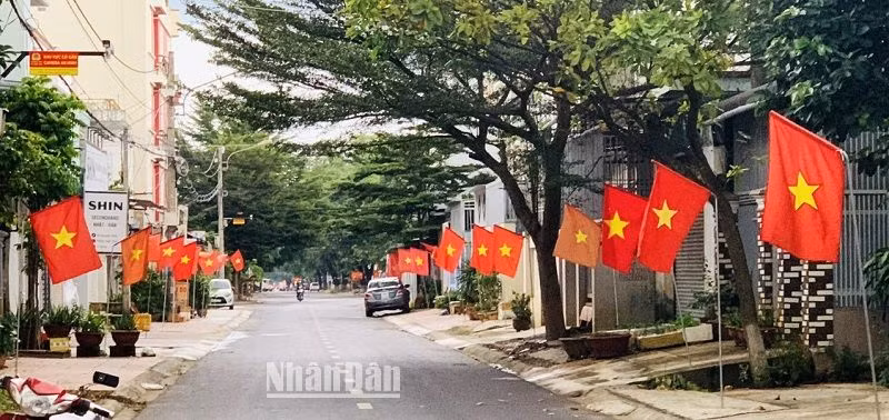 Một tuyến đường ở thành phố Buôn Ma Thuột rợp cờ Tổ quốc chào mừng kỷ niệm 78 năm Quốc khánh 2/9.