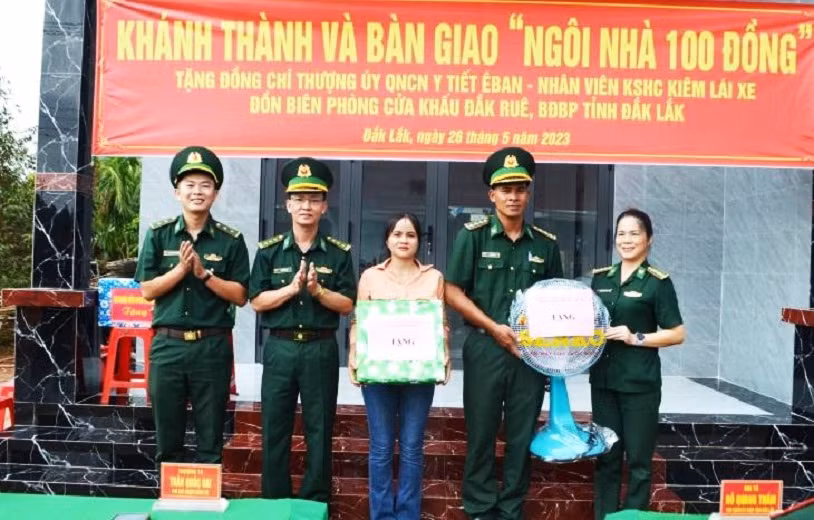 Đại diện Phòng Chính trị, Đoàn Thanh niên và Hội Phụ nữ Bộ đội Biên phòng tỉnh Đắk Lắk trao tặng quà cho gia đình quân nhân Y Tiết Êban.