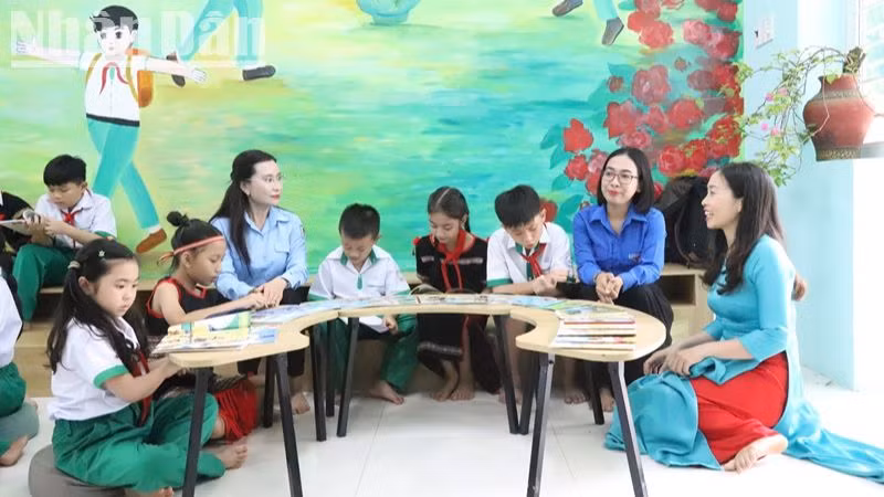 Các đại biểu và các cháu Trường Tiểu học Võ Thị Sáu đọc sách tại "Không gian đọc sách, tương tác và sinh hoạt Đội”. Các đại biểu và các cháu Trường Tiểu học Võ Thị Sáu đọc sách tại "Không gian đọc sách, tương tác và sinh hoạt Đội”.