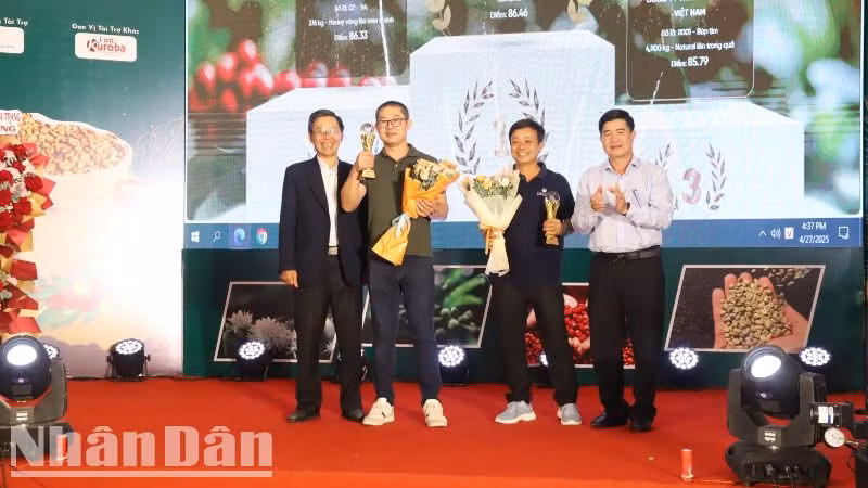 Ban tổ chức Cuộc thi Cà-phê đặc sản Việt Nam năm 2025 trao giải cho các đơn vị đạt Top 3 cà-phê Robusta.